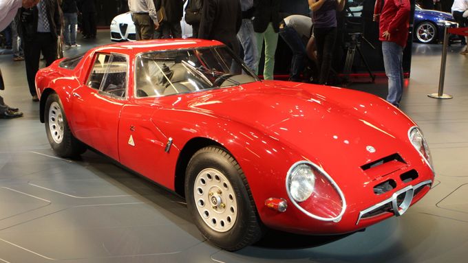 Světélkující auto, krásné modelky i nová Alfa Romeo. Zajímavosti z Frankfurtu