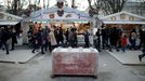 Vedle policistů brání vánoční trhy po celém světě i ochranné bloky. Tak jako na tomto snímku z pařížské Champs Elysees.