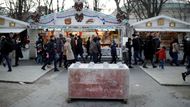 Podobný bezpečnostní prvek chrání i stánky na pařížské Champs Elysees.