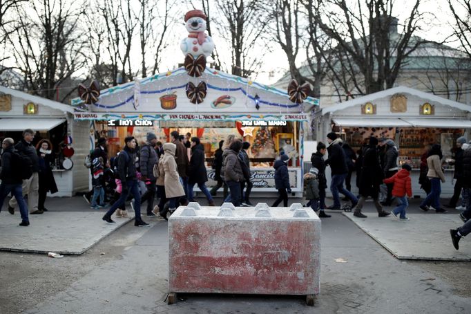 Vedle policistů brání vánoční trhy po celém světě i ochranné bloky. Tak jako na tomto snímku z pařížské Champs Elysees.