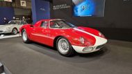 20 milionů euro, tedy skoro půl miliardy korun. Taková suma svítila v pátek odpoledne na stánku aukční síně Artcurial za Ferrari 250 LM Berlinetta s designem od Pininfariny. Aukční rezerva však byla nastavená ještě o pět milionů eur výše. Vysoká cena má své důvody: celkem jich vzniklo jen 32, toto je desáté vyrobené. Jde tak o vzácnější vůz než Ferrari 250 GTO. Cenovku dále zvyšuje fakt, že má známou historii, v letech 1998 a 1999 prošlo renovací a také je jen jedno ze dvou 250 LM, které nikdy nebylo nasazeno v ostrém závodě. Ten typ též v roce 1965 jako poslední Ferrari vyhrál 24hodinovku Le Mans s posádkou Masten Gregory - Jochen Rindt.