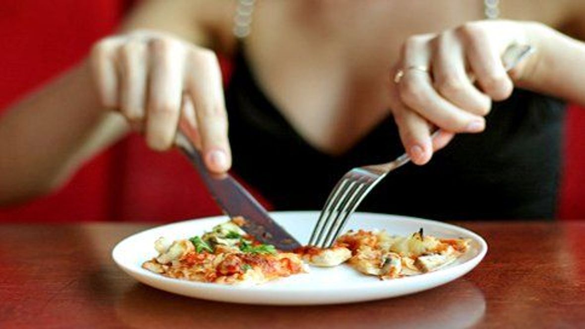 Stravování studentů: přecpaná menza, nebo polední menu v restauraci?