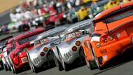 Účastníci čtyřiadvacetihodinovky v Le Mans čekají na start závodu.