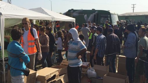 Uprchlíkům pomáhají v Tovarniku dobrovolníci