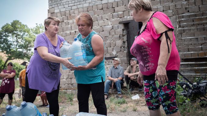 Obrazem: Doma nemají vodu, ale odejít nechtějí. Takhle žijí Ukrajinci u frontové linie války
