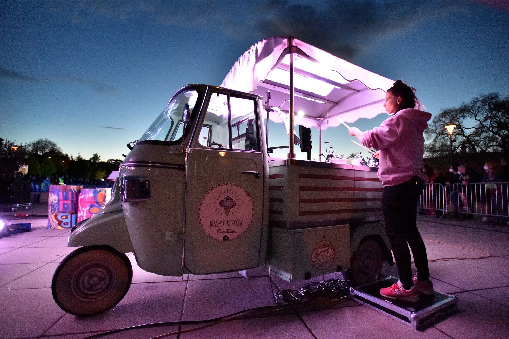 Noosféra neboli zmrzlinové andante pro tanečníky a fontánu