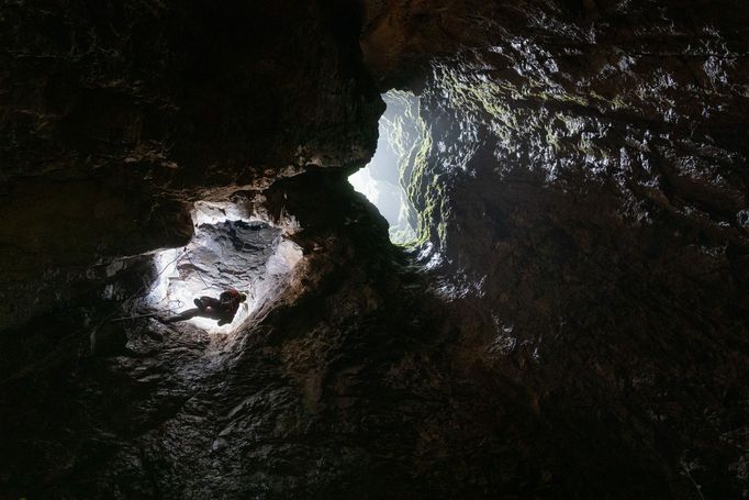 Čeští speleologové zkoumají slovinskou jeskyni Kačna jama