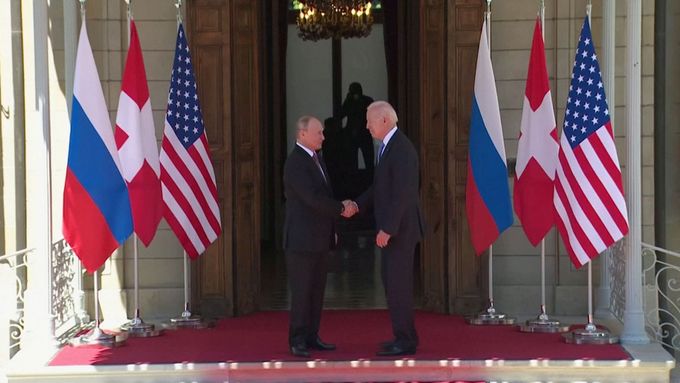 Americký prezident Joe Biden a jeho ruský protějšek Vladimir Putin se sešli v ženevské vile La Grange. Jednat budou o řadě témat.