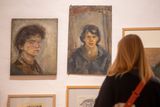 Na snímku z výstavy jsou autoportrét Jitky Válové z roku 1953 a autoportrét Květy Válové také z 50. let.