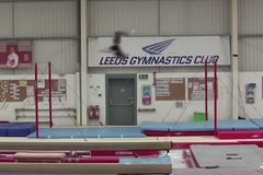 Video: Neskutečný rekord. Britský gymnasta předvedl nejdelší salto vzad v historii