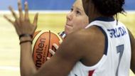 Česká basketbalistka Michaela Uhrová se snaží projít do koše přes Francouzku Sandrine Grudaovou v úvodním zápase mistrovství světa v Brazílii.