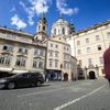 Malostranské náměstí v Praze před a po zrušení parkoviště