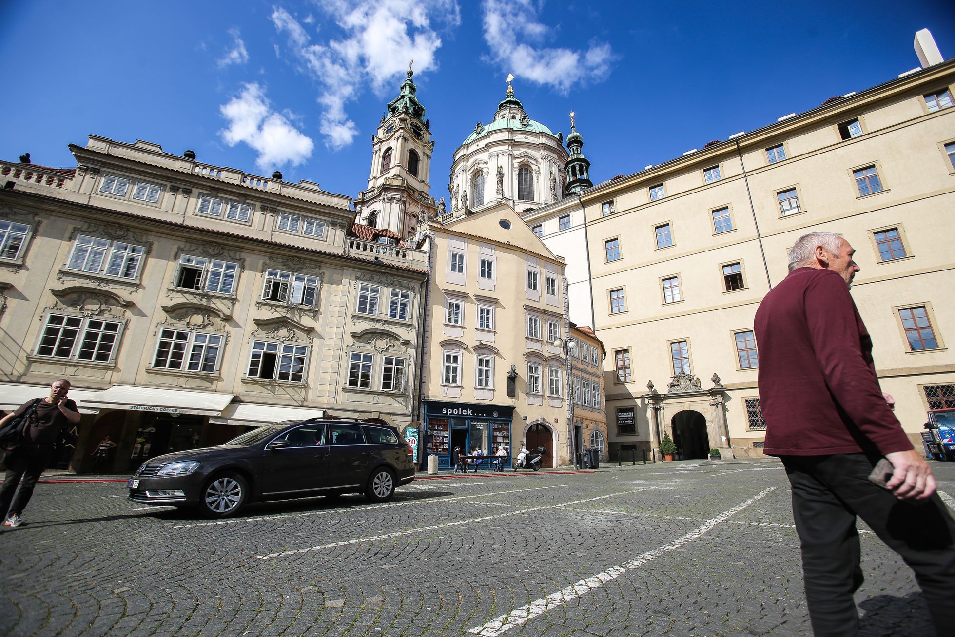 Malostranské náměstí v Praze před a po zrušení parkoviště