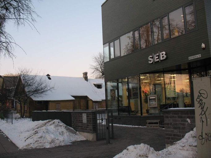 Pokud tu narazíte na nedřevěnou budovu, patrně se bude jednat o supermarket nebo banku. SEB je jedna ze švédských finančních skupin, které v devadesátých letech na litevský trh vstoupily.