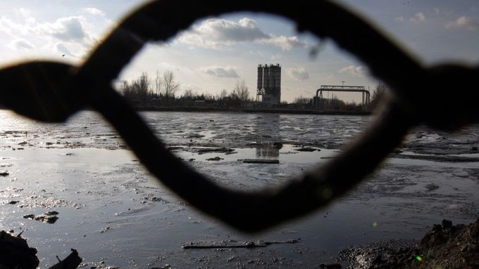 Podle skupiny aktivistů komplikují ropné laguny život v Ostravě.