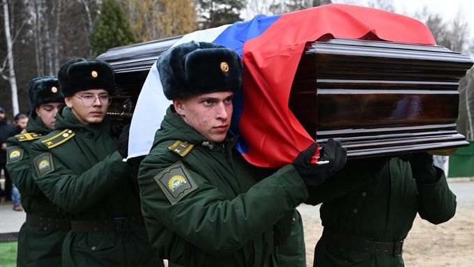 Ruští vojáci nesou rakev válečného korespondenta agentury RIA Novosti Ivana Zujeva. 23. října 2025, Ťumeň.