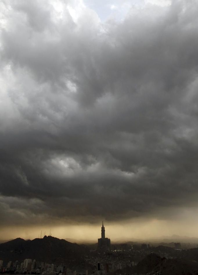 Clouds gather over the four-faced Mecca Clock Tower, as seen from the top of Mount Noor where Muslims believe Prophet Mohammad received the first words of the Koran through Gabriel in the Hera cave, during the annual haj pilgrimage in the holy city of Mecca October 21, 2012. REUTERS/Amr Abdallah Dalsh (SAUDI ARABIA - Tags: RELIGION) Published: Říj. 21, 2012, 10:14 odp.