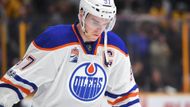 Connor McDavid: 106 milionů dolarů. Hned za ně by se měl brzy zařadit Connor McDavid. Budoucí (možná už současný) nejlepší hokejista planety. Zámořská média mají jasno o tom, že se blíží podpis smlouvy na monstrózních 106 milionů dolarů. McDavid by se tak stal suverénně nejlépe placeným hokejistou světa. Na rozdíl od Ovečkina či Webera totiž bude jeho smlouva jen osmiletá. Zaručí mu tak průměrný příjem 13,25 milionu dolarů za rok. NHL by tím přepsala svou historii.