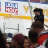 Oprava plexiskla během finále MS 2024 Česko - Švýcarsko