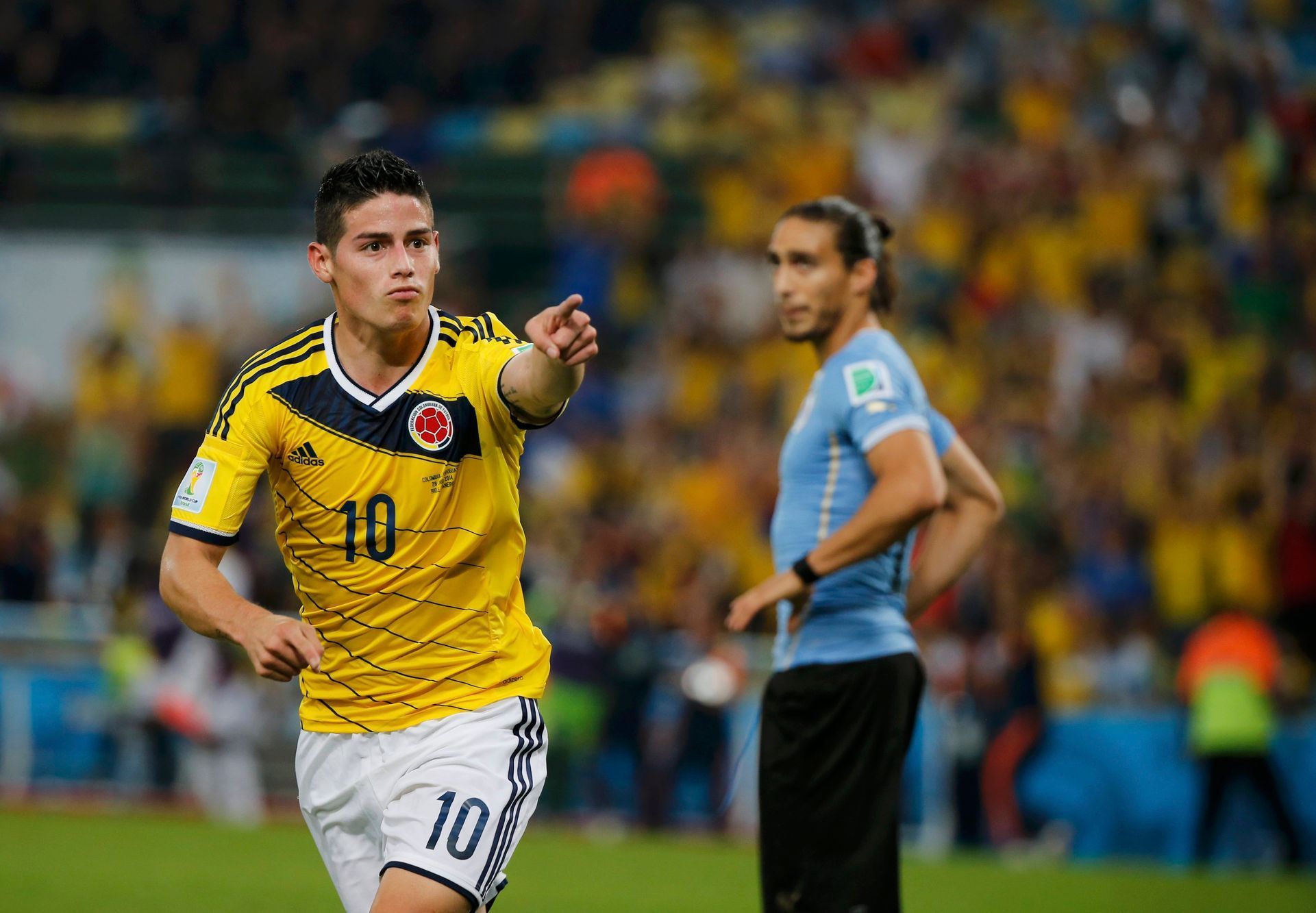 MS 2014, Klolumbie-Uruguay: James Rodriguez slaví gól