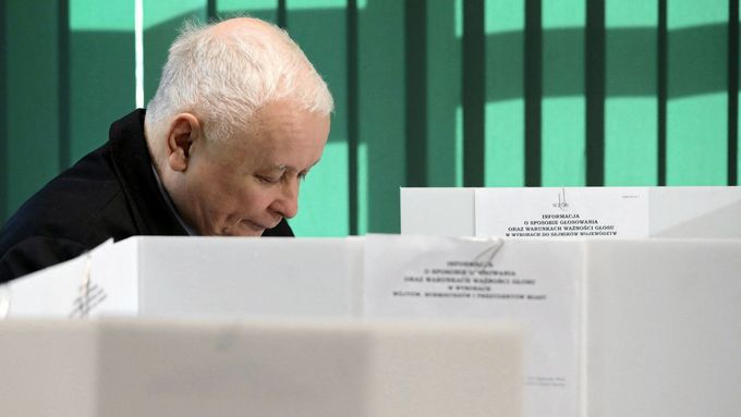 Lídr opoziční polské strany Právo a spravedlnost Jaroslaw Kaczyński ve volební místnosti.