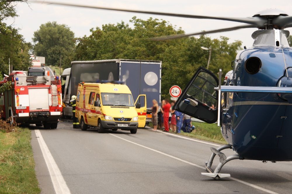 Hasiči vystřihávali řidiče dodávky, kterou srazil kamion