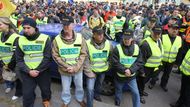 Podle údajů ministerstva berou policisté a hasiči průměrně 31, resp. 33 tisíc korun. Podle odborových předáků bere průměrný policista nebo hasič pouze 19-20 tisíc korun čistého. Celkový průměr podle nich zvedají vysoké platy managementu.