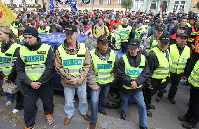 Podle údajů ministerstva berou policisté a hasiči průměrně 31, resp. 33 tisíc korun. Podle odborových předáků bere průměrný policista nebo hasič pouze 19-20 tisíc korun čistého. Celkový průměr podle nich zvedají vysoké platy managementu.