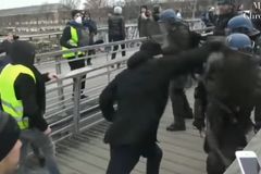 Francouzský boxer napadl policisty při demonstraci. Ustupovali před ním i těžkooděnci