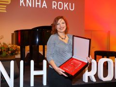Alena Mornštajnová včera převzala cenu Kniha roku.
