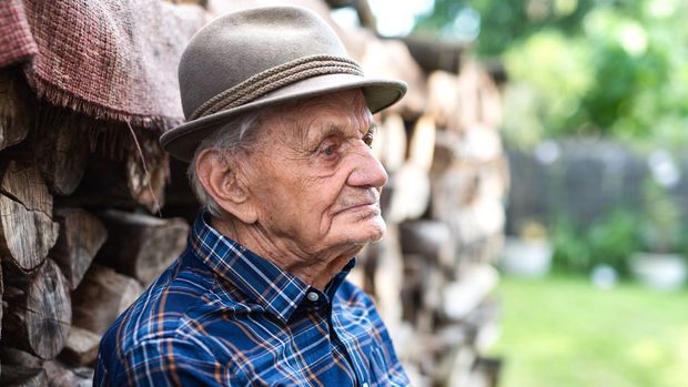 Důchodci si polepší. Dostanou víc, než by odpovídalo inflaci, tvrdí ekonom
