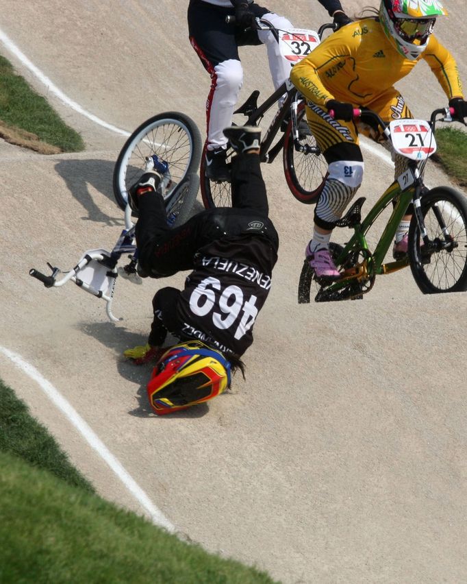 Venezuelská bikrosařka (BMX) Stefany Hernandezová padá v kvalifikaci na OH 2012 v Londýně.