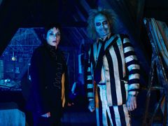 Na snímku z pokračování Beetlejuice jsou Winona Ryder v roli Lydie a Michael Keaton jako Beetlejuice.