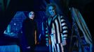 Winona Ryder v roli Lydie a Michael Keaton jako Beetlejuice.