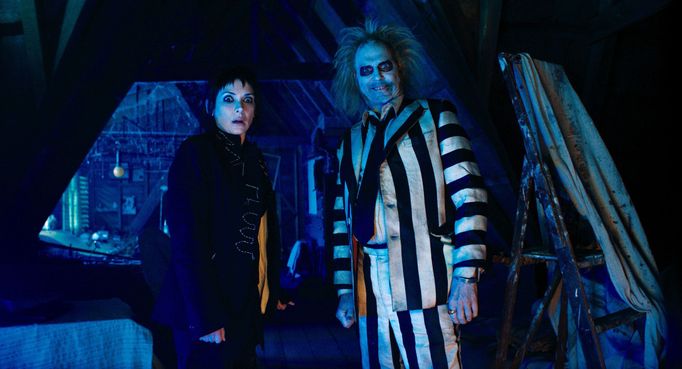 Winona Ryder v roli Lydie a Michael Keaton jako Beetlejuice.