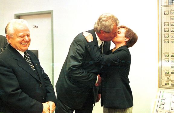 Miloš Zeman líbá Danu Drábovou po skončení tiskové konference ke spuštění Jaderné elektrárny Temelín, 9. října 2000.