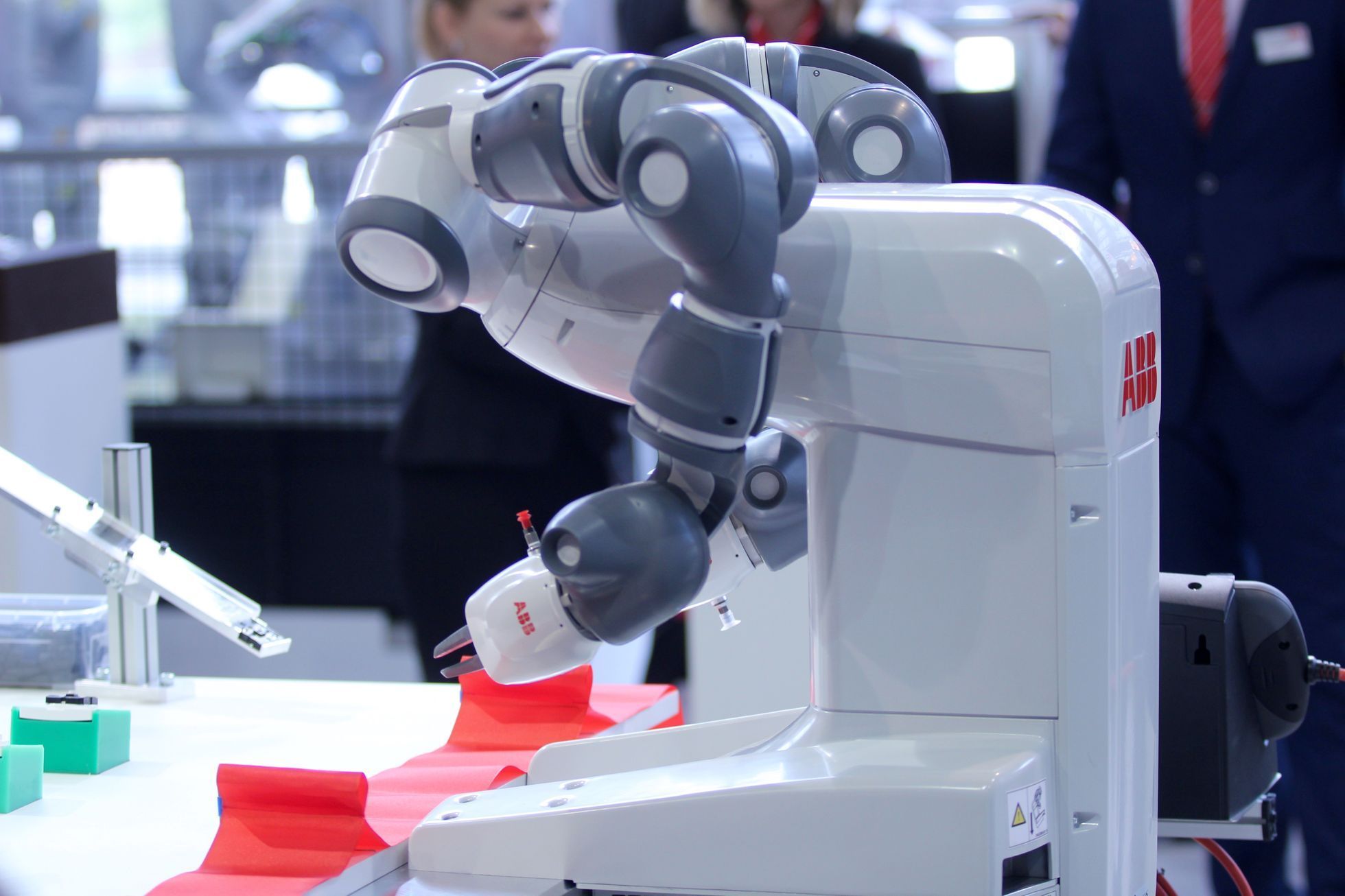 První robot v Česku se jmenuje YuMi, představila ho firma ABB