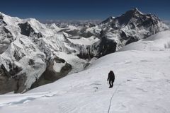 České prvovýstupy v Himálaji. Holečka uvěznila nedaleko vrcholu Baruntse bílá tma