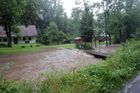 Přestalo pršet a hladiny řek na východě Čech klesají