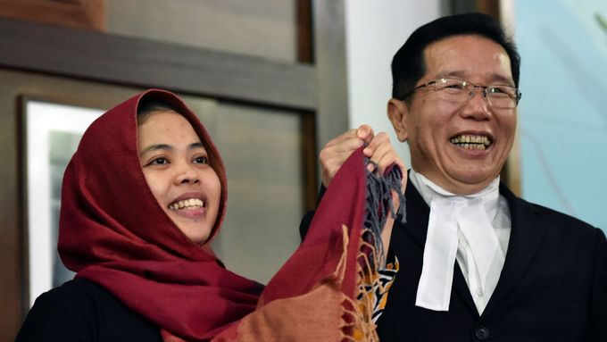 Siti Aisyahová, dříve viněná z vraždy Kim Čong-nama, se svým advokátem po propuštění na svobodu.