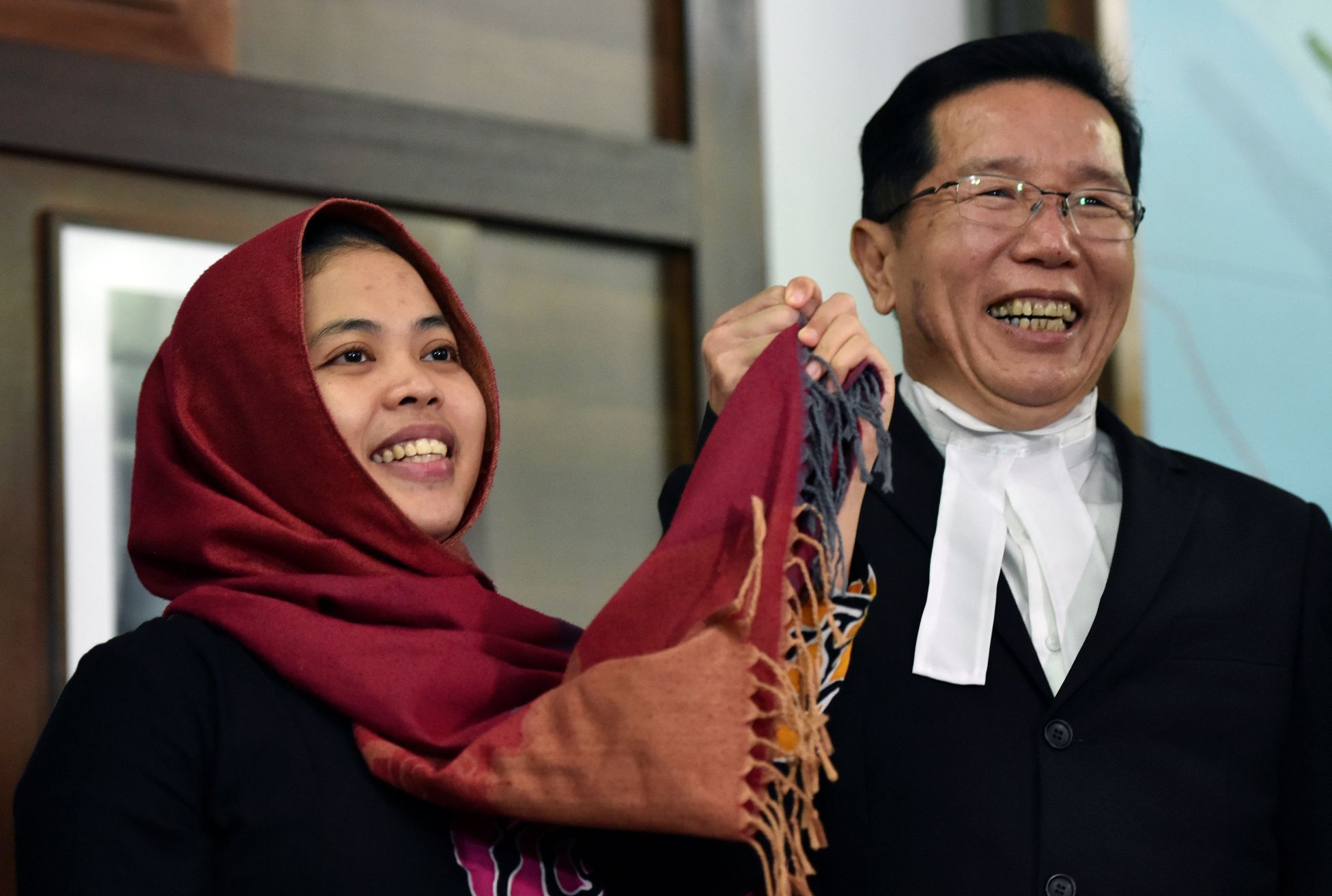 Siti Aisyahová se svým advokátem po propuštění na svobodu