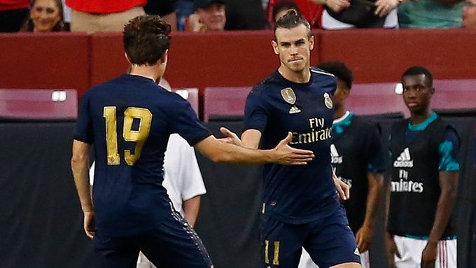 Gareth Bale přijímá gratulaci ke své trefě do sítě Arsenalu