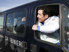 Italský slalomář Giorgio Rocca při tréninkové přestávce žertuje v policejním autě.