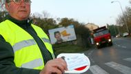 Pomocníci jsou vybaveni bezpečnostní vestou, červeným zastavovacím terčíkem a pověřením Magistrátu města Ml. Boleslav. Podmínkou pro jejich činnost je mít řidičské oprávnění a projít u Městské policie malým školením o své pravomoci a náplni práce.