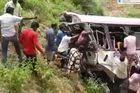 Autobus v Indii se zřítil ze silnice, zemřelo nejméně 55 poutníků