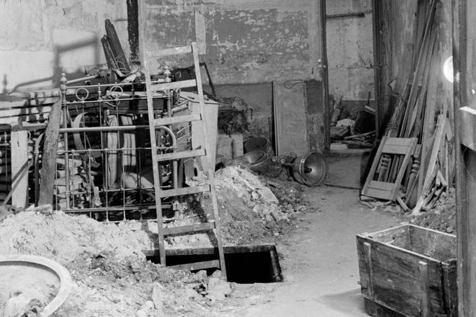 Suterén domu na adrese 21 Rue Le Sueur v Paříži, kde lékař a sériový vrah Marcel Petiot spaloval těla svých obětí. 1944