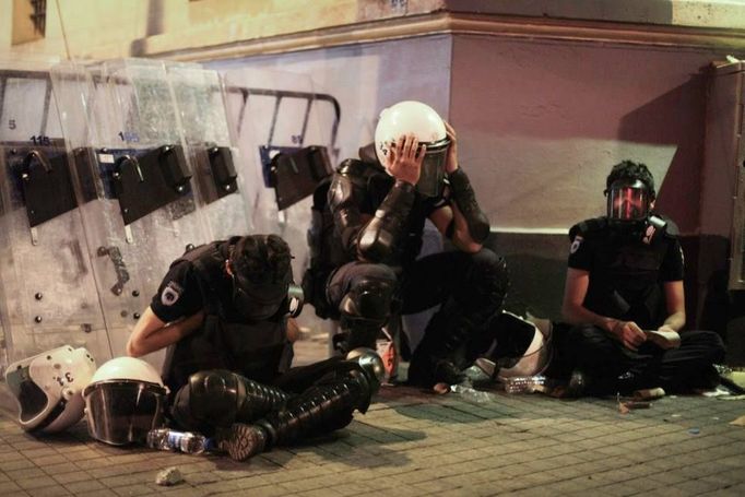 Demonstrace na istanbulském náměstí Taksím očima tureckého fotografa