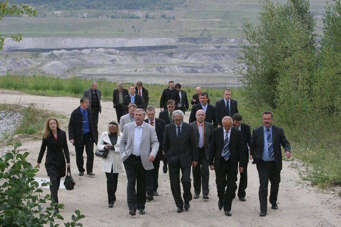 Premiér se svou suitou však již spěchá na místo, kde se rekultivace již uskutečnila. Vynechá i plánovanou návštěvu budovaného zooparku, na velká zvířata si Dolní Rychnov musí ještě počkat.