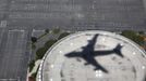 RNPS IMAGES OF THE YEAR 2012 - Air Force One casts a shadow over The Forum in Inglewood as it prepares to land in Los Angeles carrying U.S. President Barack Obama as he begins a three day campaign swing to California and Ohio, October 7, 2012. REUTERS/Larry Downing (UNITED STATES - Tags: POLITICS ELECTIONS) Published: Pro. 4, 2012, 1:10 dop.