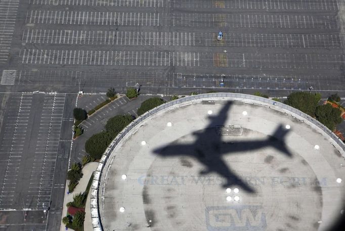 RNPS IMAGES OF THE YEAR 2012 - Air Force One casts a shadow over The Forum in Inglewood as it prepares to land in Los Angeles carrying U.S. President Barack Obama as he begins a three day campaign swing to California and Ohio, October 7, 2012. REUTERS/Larry Downing (UNITED STATES - Tags: POLITICS ELECTIONS) Published: Pro. 4, 2012, 1:10 dop.